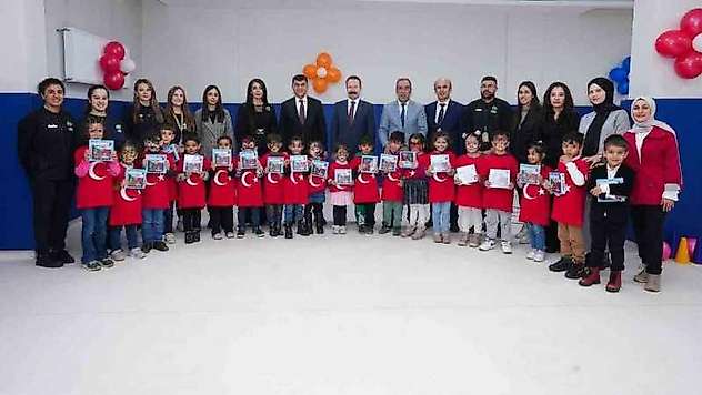 Sürpriz hediyeler, anaokulu öğrencilerini mutlu etti