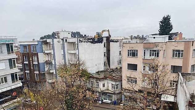 Ağır Hasarlı Binanın Üzerine İş Makinesi Çıkardılar