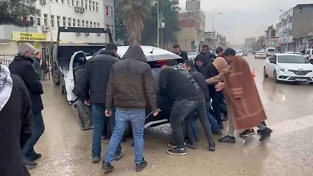 Kaza yapan aracı sallaya sallaya çekiciye yüklemeye çalıştılar