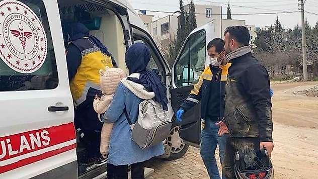Kayganlaşan yolda motosiklet devrildi: 3 yaralı
