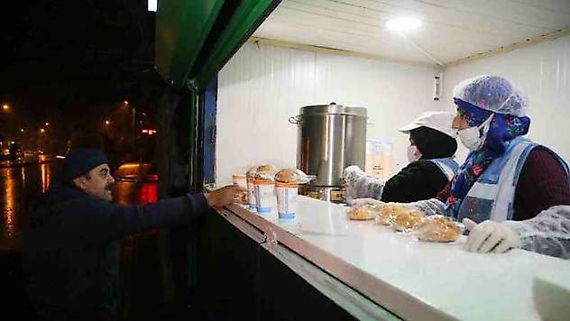 15 bin kişi güne Büyükşehir'in sıcak çorbası ile başlıyor