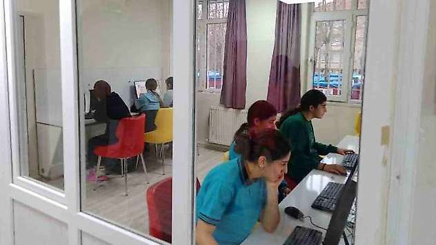 Kız öğrencilere bilişim sınıfı oluşturuldu