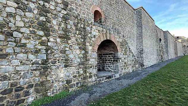 Diyarbakır'da surlardan düşen çocuk ağır yaralandı