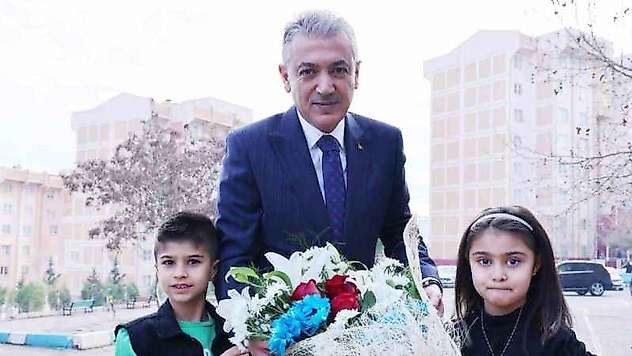 Mardin Valisi Tuncay Akkoyun, öğrencilerin karne sevincine ortak oldu