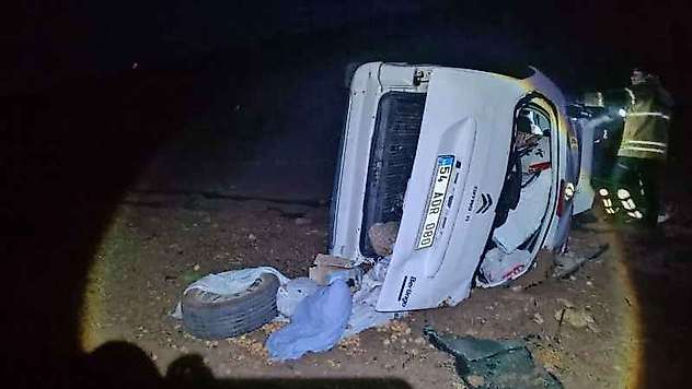 Hafif ticari araç şarampole devrildi: 6 yaralı