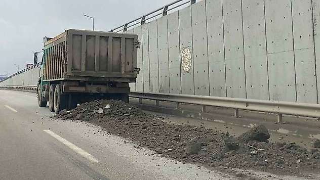 Kapak açılınca moloz karayoluna döküldü