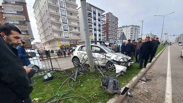 Batman'da kontrolden çıkan otomobil bariyeri aşıp direğe çarparak durdu: 1 yaralı