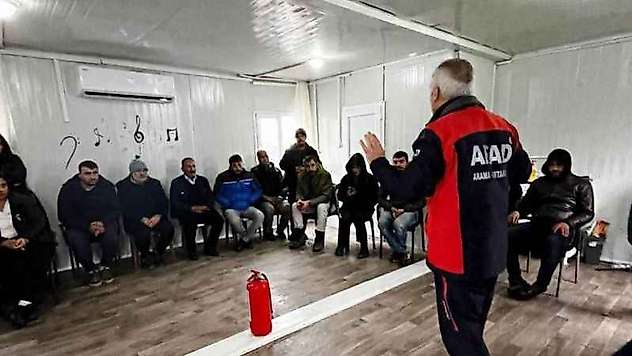 Konteyner kent yönetimlerine yangın söndürme eğitimi