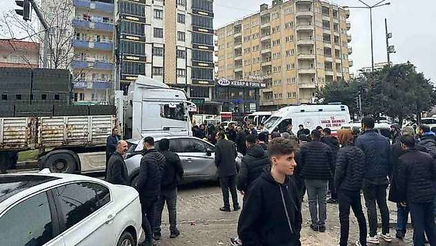 Batman'da karşıya geçmeye çalışan yaşlı adama tır çarptı