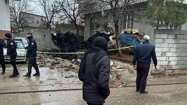 Çöken duvarın altında kalan çocuklardan biri hayatını kaybetti