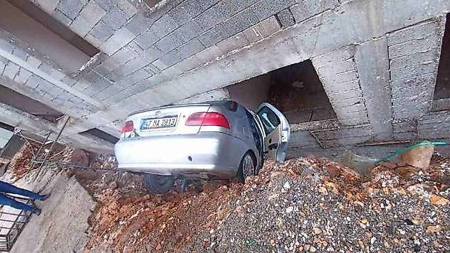 Mardin'de otomobil, istinat duvarı arasındaki boşluğa düştü
