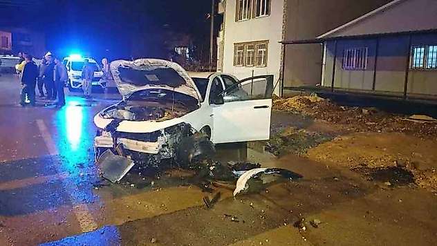 Otomobil refüje çarptı: 3 yaralı