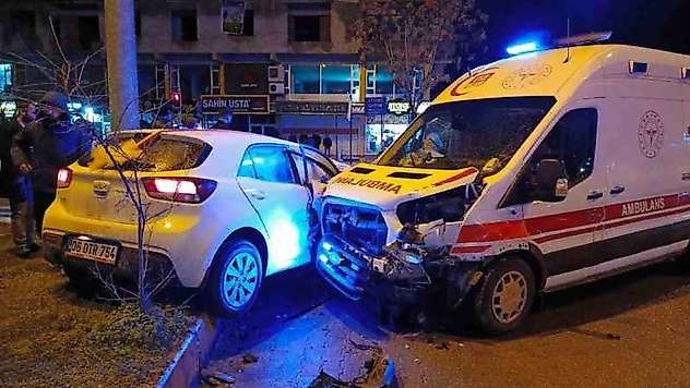 Batman'da gelin arabası ambulansla çarpıştı