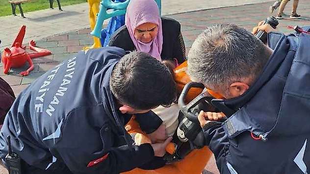 Parkta oyun aletine sıkışan çocuğu itfaiye ekipleri kurtardı