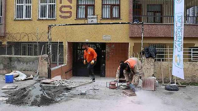 Haliliye Belediyesi engelli rampası talebine kayıtsız kalmadı