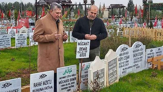 Depremin ilk gününden beri kayıp eşi ve oğlunu arıyor