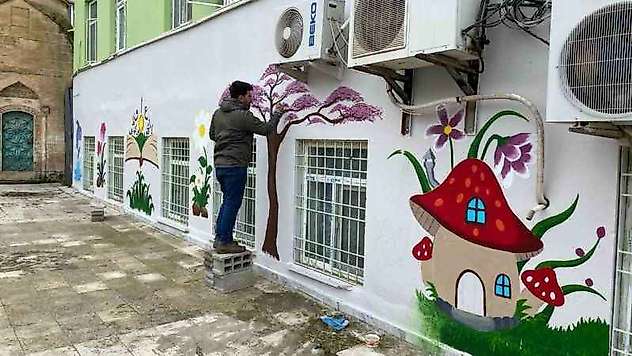 Öğrencilerin motivasyonunu arttırmak için bahçe duvarını süsledi