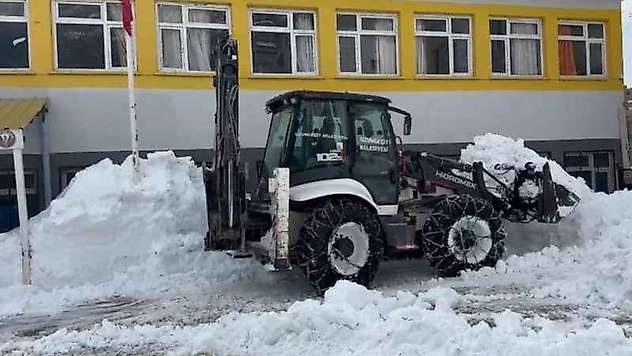 Şırnak'ta okul bahçeleri kardan temizleniyor