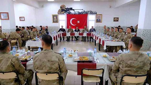 Şırnak Valisi Atay, Mehmetçik ile bir araya geldi