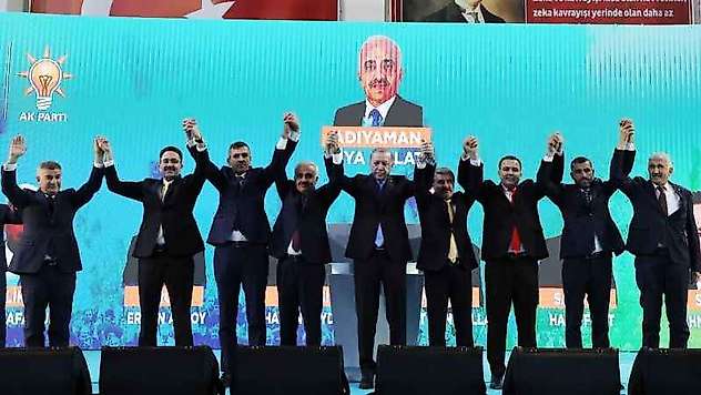 Aday tanıtım fotoğrafında ÇELİKHAN belediye başkanı neden yok?
