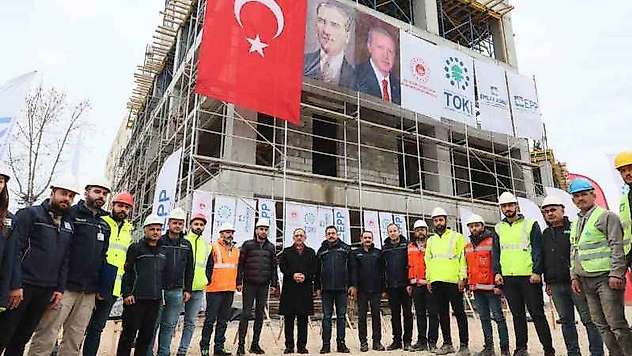 Bakan Özhaseki, Adıyaman'da evini yerinde yeniden yapan Kürkoğlu ailesini ziyaret etti