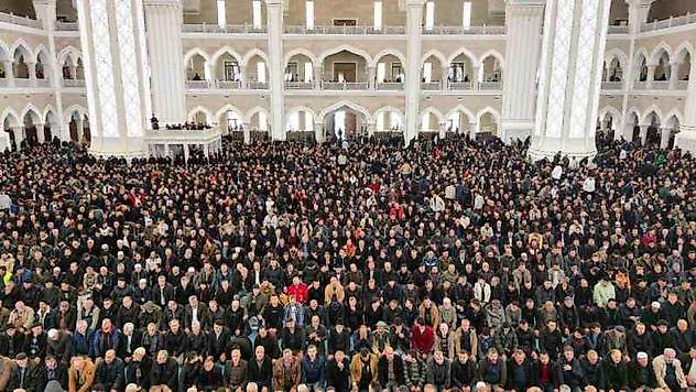 Şahinbey Millet Camii ilk Cuma namazında doldu taştı