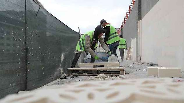Mardin Polisevi duvarı cephe iyileştirme çalışmaları sürüyor