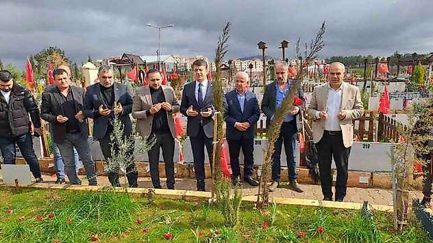 Milletvekili Tutdere, depremde ölenlerin mezarlarına karanfil bıraktı