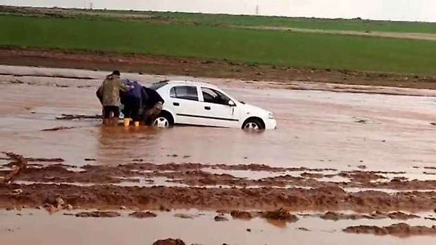 Siverek'te sele kapılan otomobil kepçe yardımıyla kurtarıldı