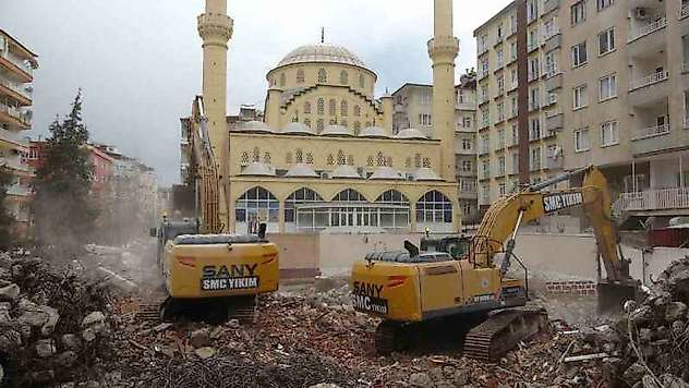 Diyarbakır'da yarım asırlık kütüphanenin yıkımı yapıldı