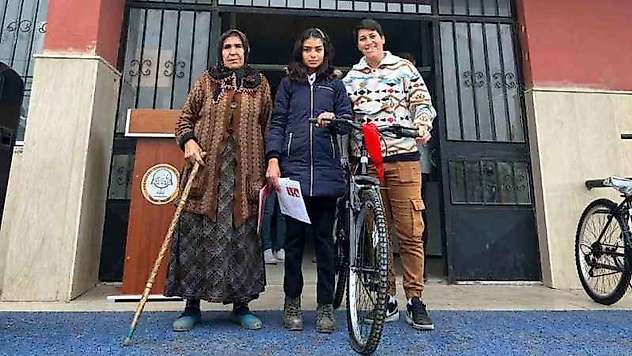 Köy okulu öğretmenlerinden örnek davranış