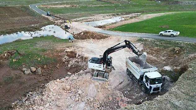 Taşkında zarar gören yollar ve köprüler onarılıyor