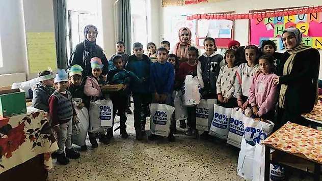 Lise öğrencilerinden köy okulu öğrencilerine yardım