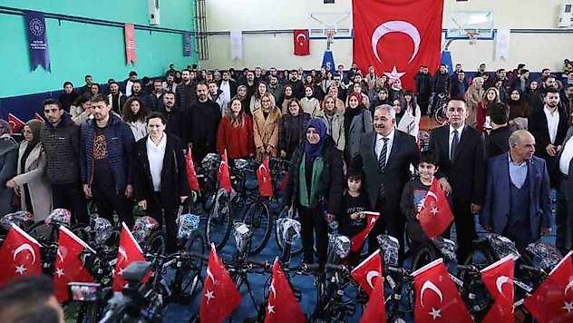 Büyükşehir, Yavuzeli ve Araban'daki öğretmenlere bisiklet dağıttı