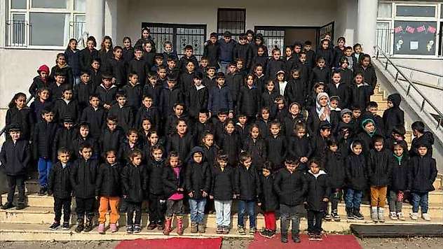 Köy okulu öğrencilerine mont yardımı
