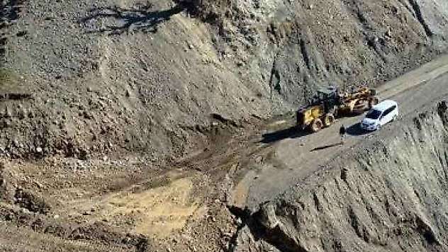 Heyelan nedeniyle kapanan yol açılıyor