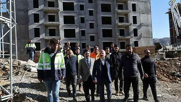 Vali Varol, Sincik'te deprem konutlarını inceledi