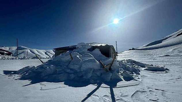 Şırnak'ta çatılar kara dayanamadı