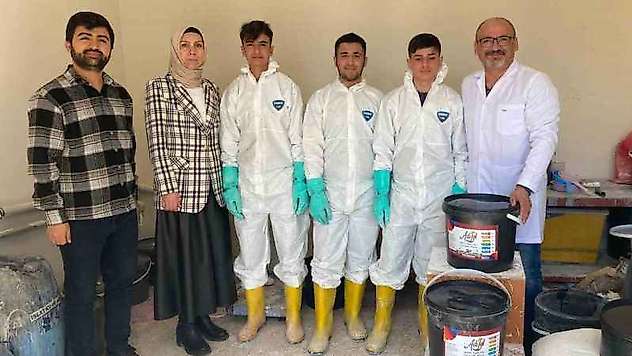 Öğrenciler hem meslek öğreniyor hem de para kazanıyor