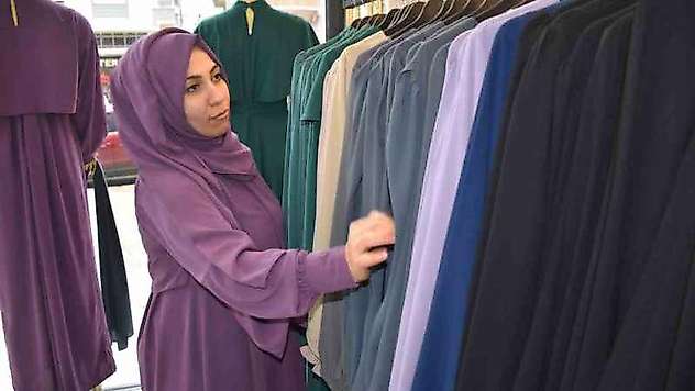 Eşini kaybeden 3 çocuk annesi, evinde başladığı işini geliştirerek kendi mağazasını kurdu
