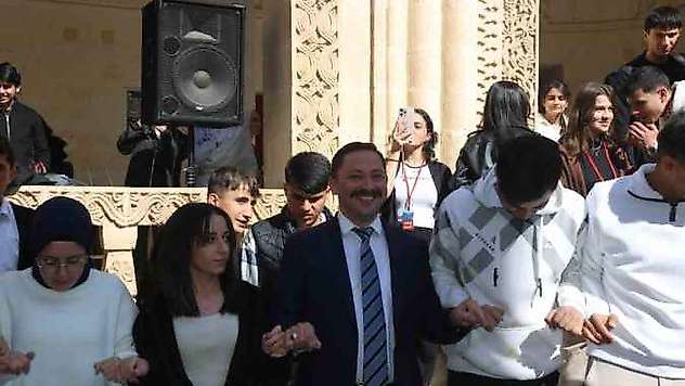 Kaymakam başa geçti, metrelerce uzunlukta halay çekildi