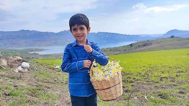 Gerger'deki doğal nergis tarlasına ziyaretçi akını