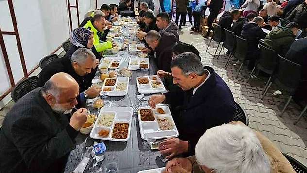 Başkan Adayı Toydaş, iftarını vatandaşlarla birlikte çadırda açtı