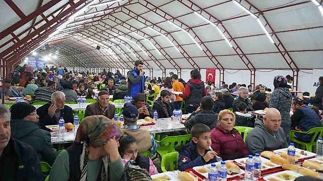Depremzedeler ilk iftarını AFAD'ın iftar çadırında açtı