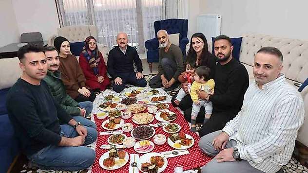 Depremzedeler iftarlarını yeni yuvalarında açtı