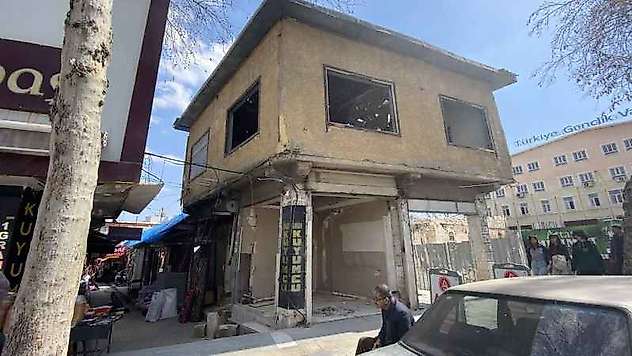 Kolonları kırılan ağır hasarlı yapı vatandaşları korkutuyor
