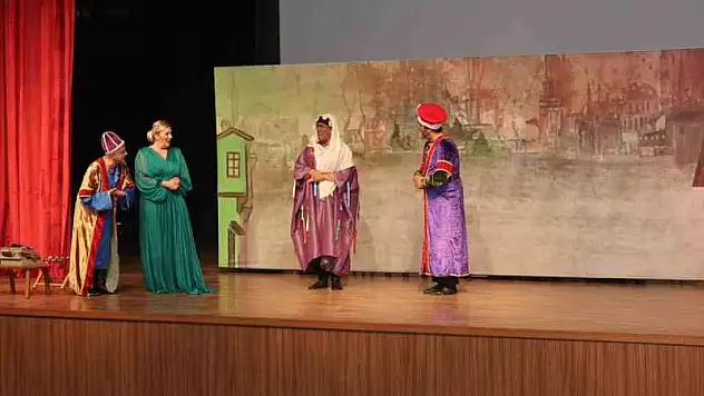 'Bir Eski Zaman Hikayesi' adlı tiyatro oyunu beğeni aldı