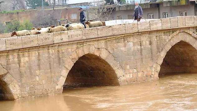 Mardin'de yağışla birlikte tarihi Dunaysır Köprüsü'nün debisi yükseldi