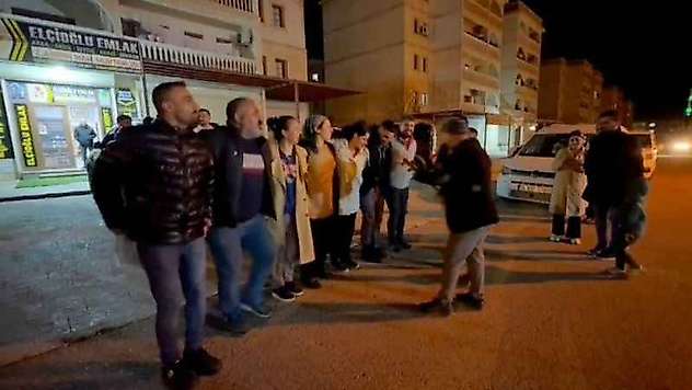 3 dönemdir muhtarlık yapan muhtar adayı mahalleliyi sahurda halaya kaldırdı