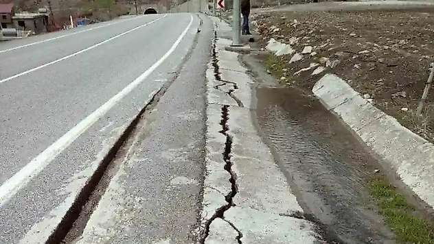 Şırnak-Hakkari yolu çökme nedeniyle trafiğe kapatıldı